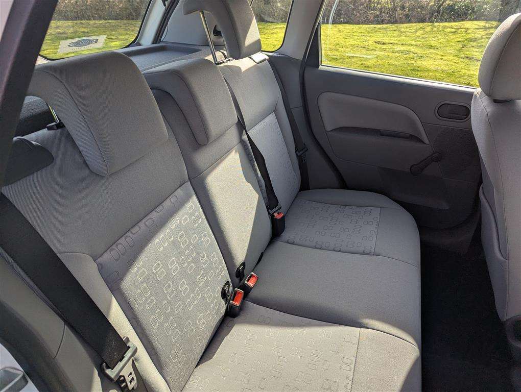 <p>2003 BMW 318I SE TOURING AUTO</p>