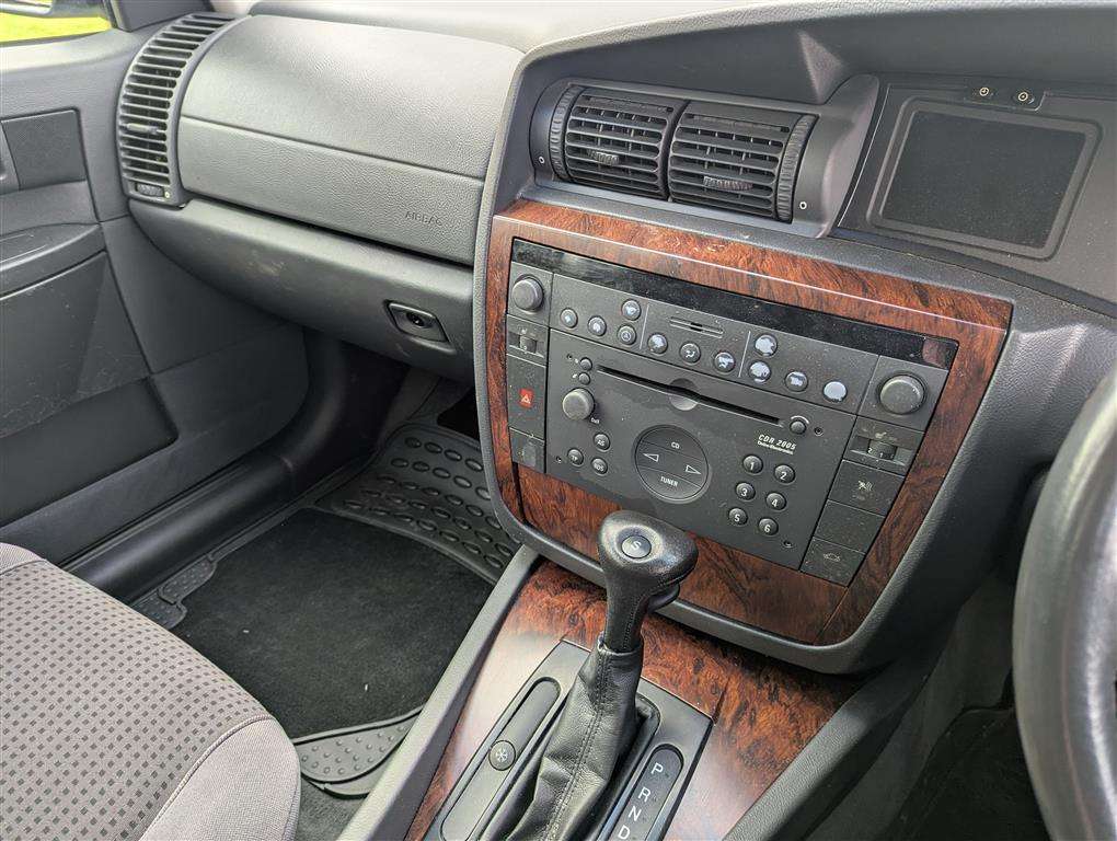 <p>2000 VAUXHALL OMEGA CD AUTO</p>