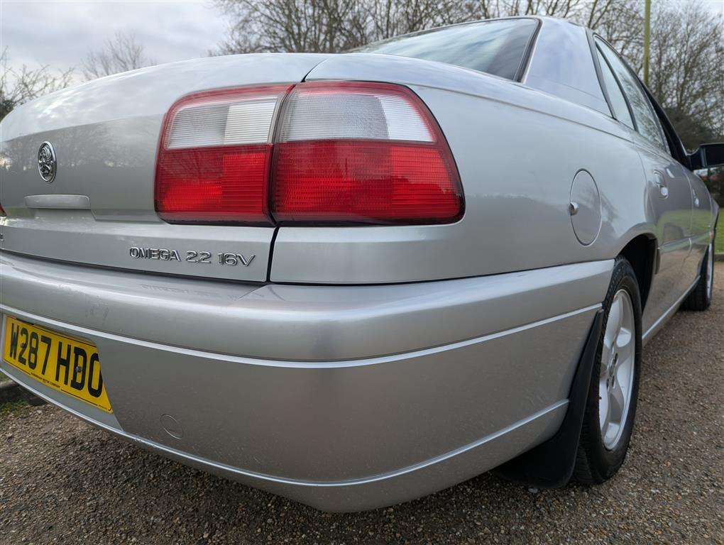 <p>2000 VAUXHALL OMEGA CD AUTO</p>