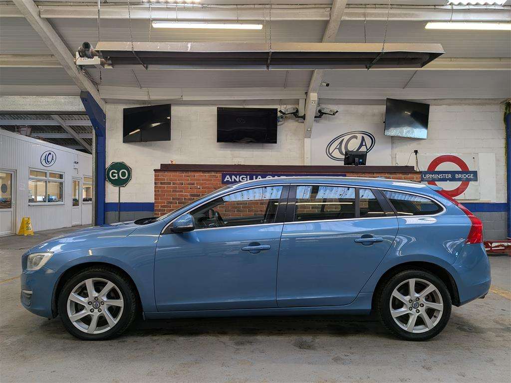 <p>2014 VOLVO V60 SE LUX T4 AUTO</p>