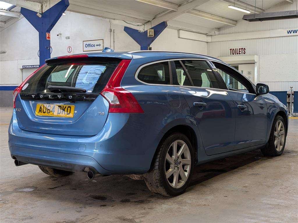 <p>2014 VOLVO V60 SE LUX T4 AUTO</p>