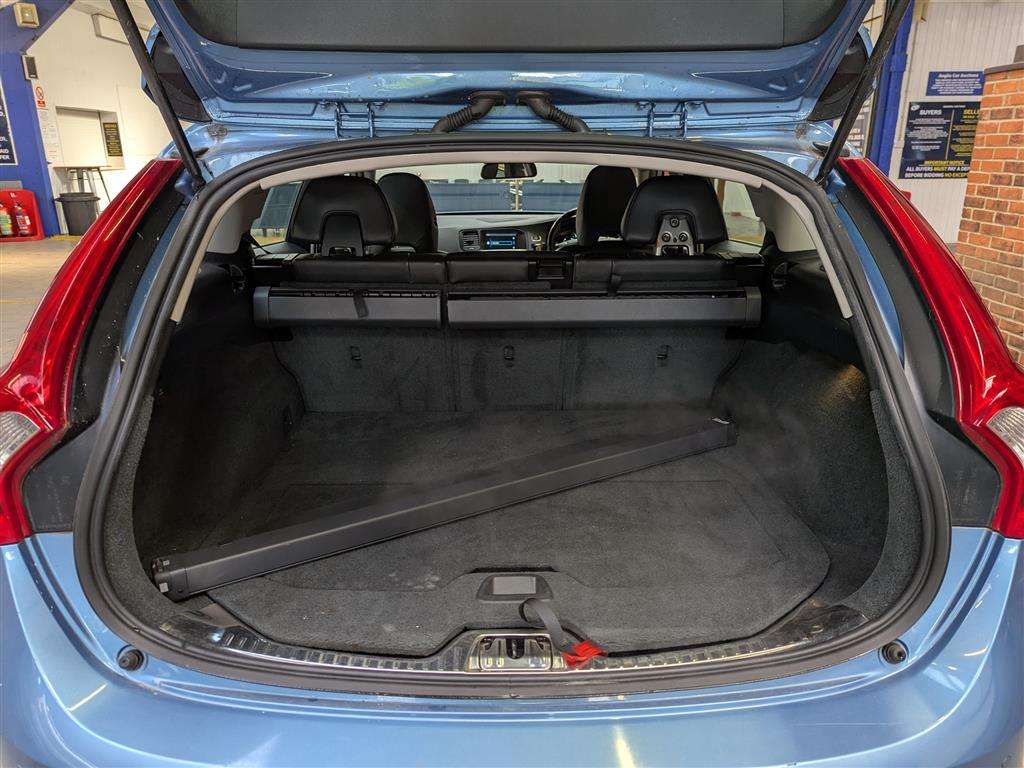 <p>2014 VOLVO V60 SE LUX T4 AUTO</p>