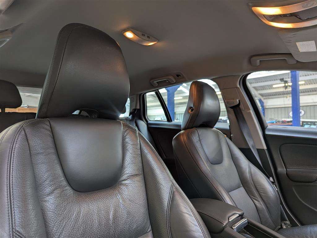 <p>2014 VOLVO V60 SE LUX T4 AUTO</p>