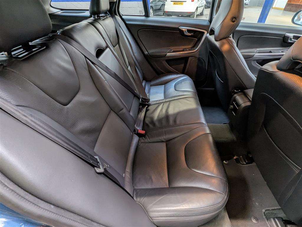 <p>2014 VOLVO V60 SE LUX T4 AUTO</p>