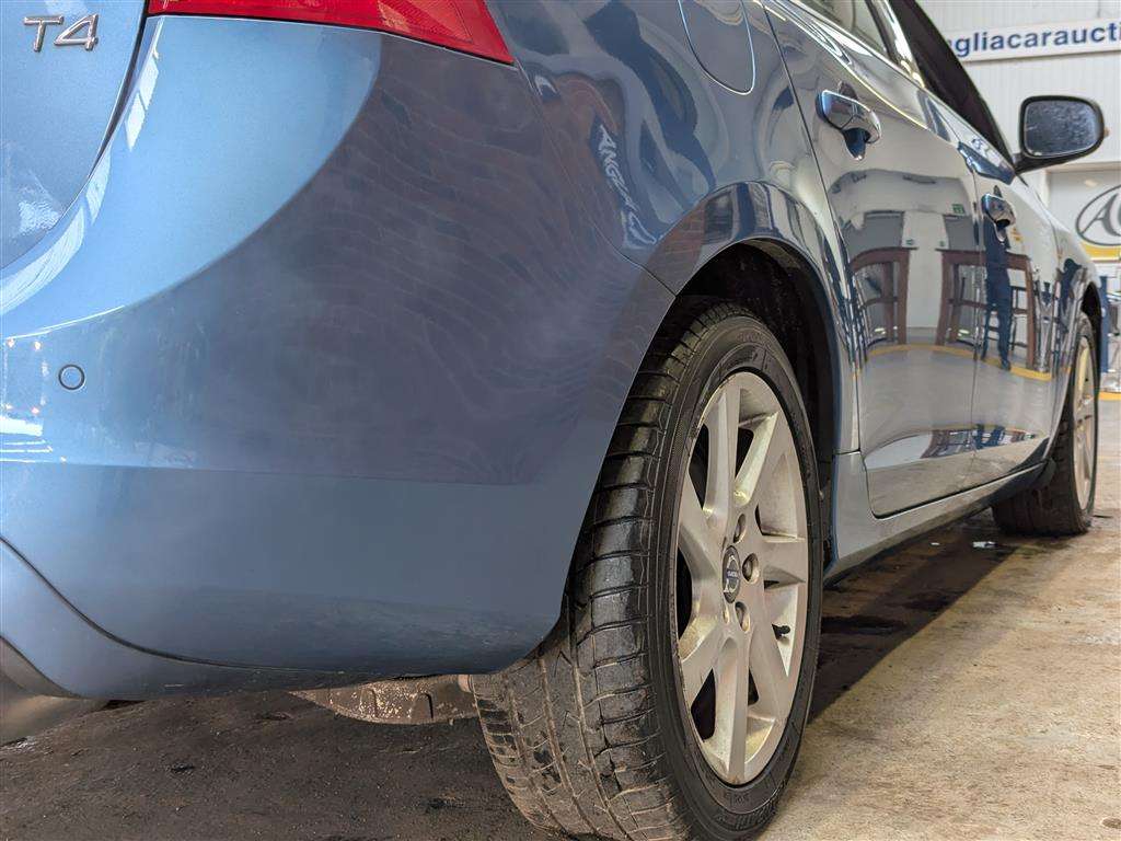 <p>2014 VOLVO V60 SE LUX T4 AUTO</p>