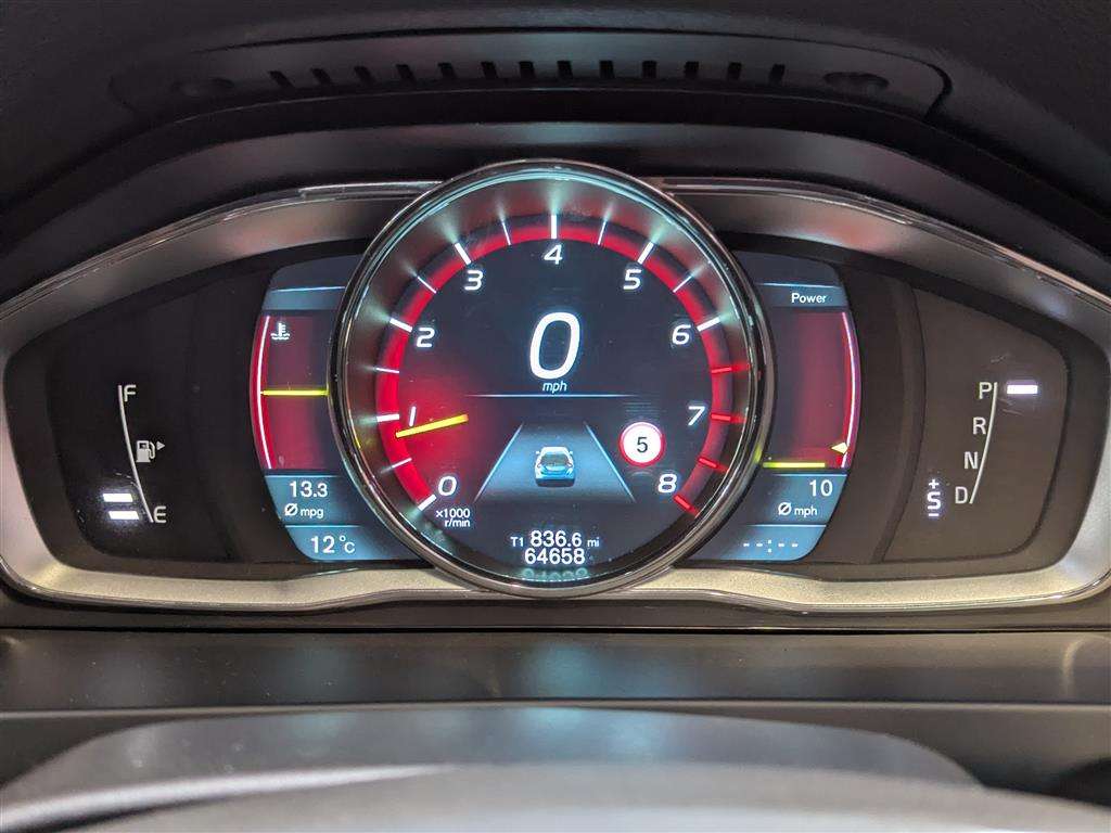 <p>2014 VOLVO V60 SE LUX T4 AUTO</p>