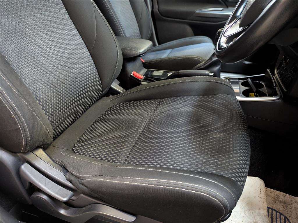 <p>2017 MITSUBISHI OUTLANDER DI-D 3</p>