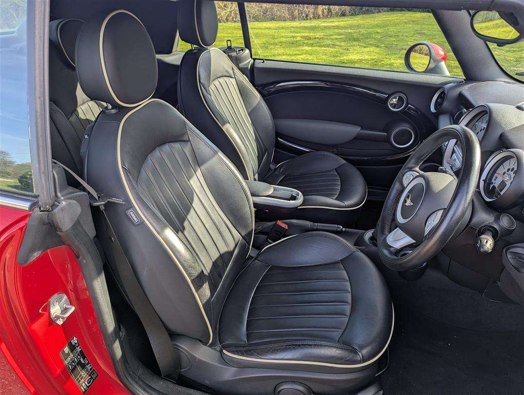 <p>2009 MINI COOPER</p>