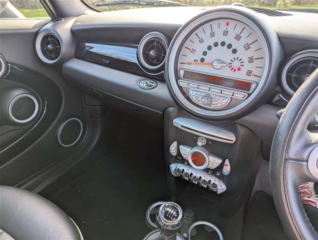 <p>2009 MINI COOPER</p>