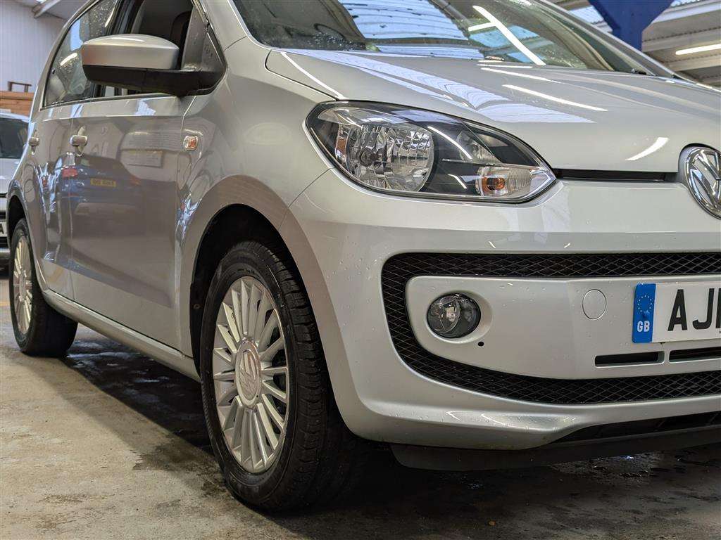 <p>2014 VOLKSWAGEN HIGH UP AUTO</p>