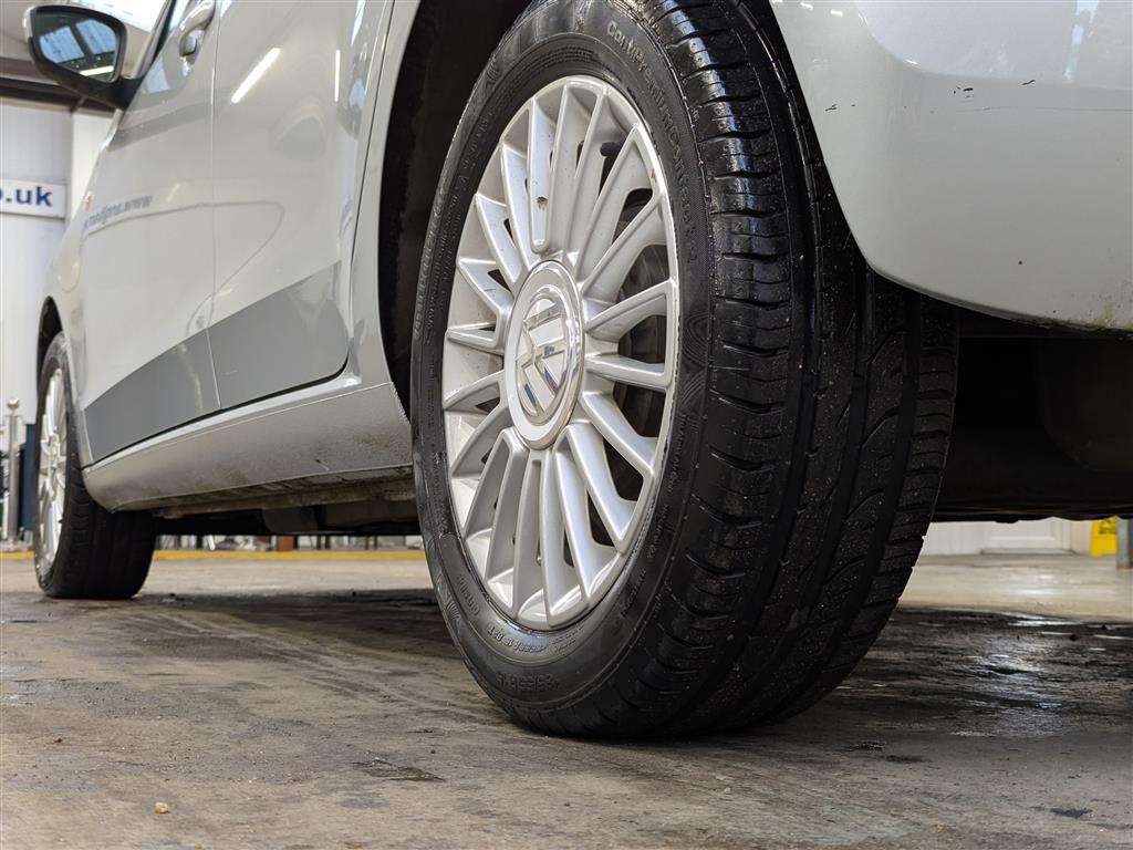 <p>2014 VOLKSWAGEN HIGH UP AUTO</p>