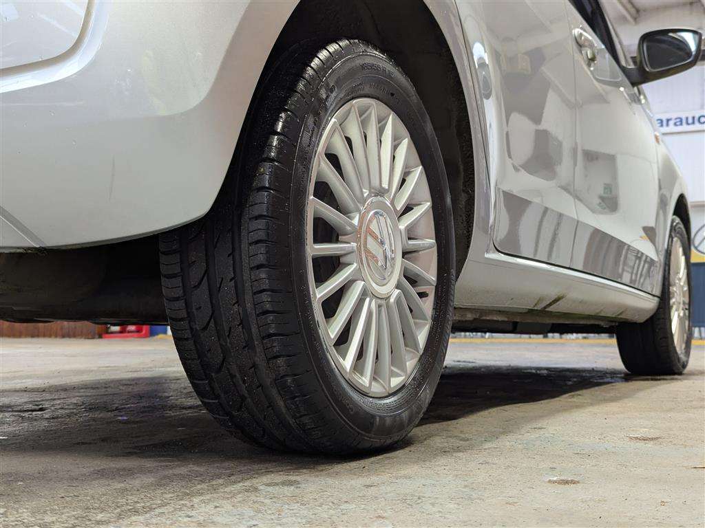 <p>2014 VOLKSWAGEN HIGH UP AUTO</p>