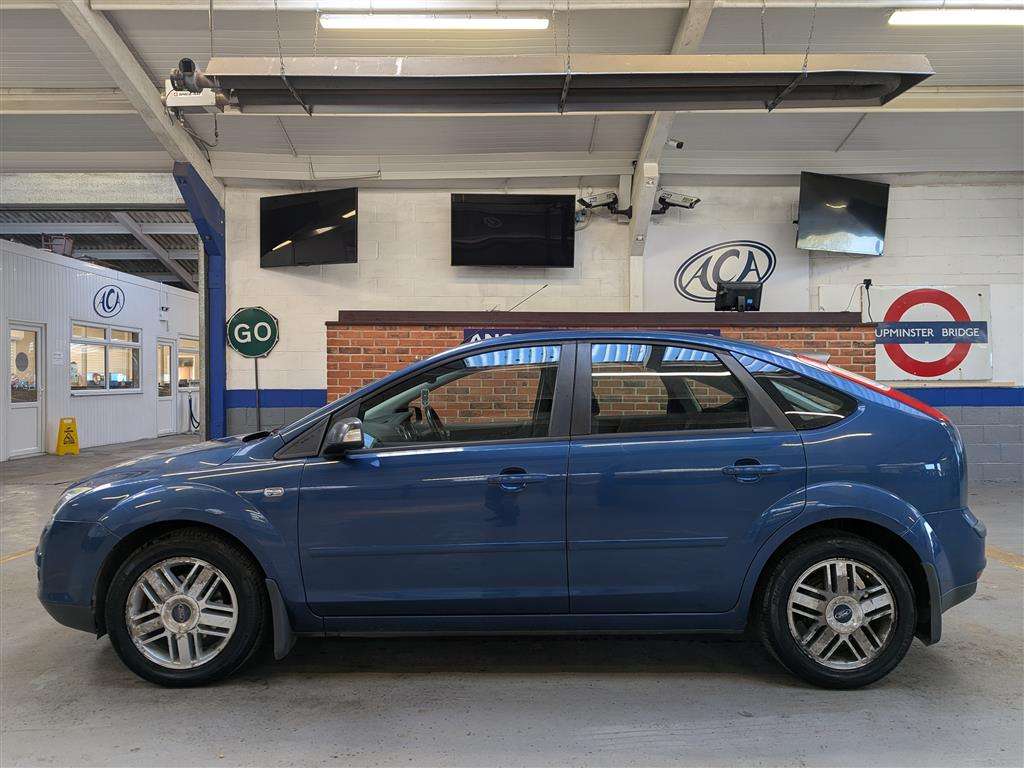 <p>2007 FORD FOCUS GHIA</p>