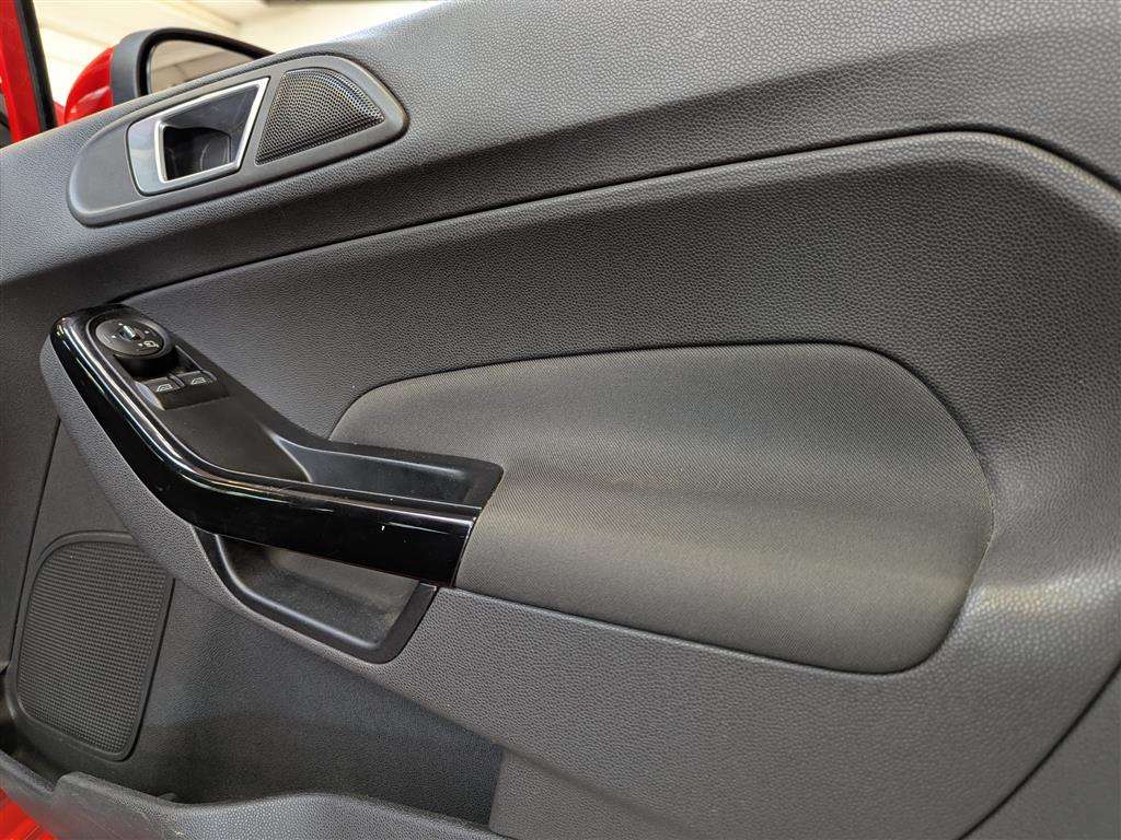 <p>2014 FORD FIESTA TITANIUM</p>