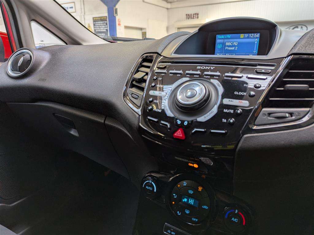 <p>2014 FORD FIESTA TITANIUM</p>