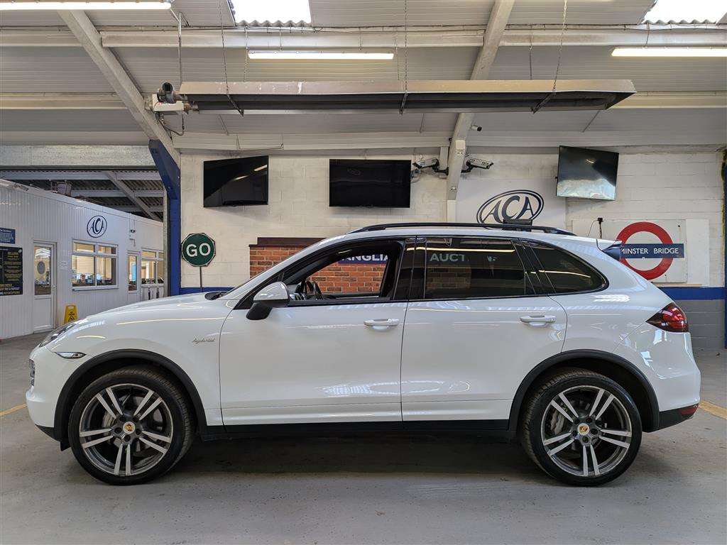 <p>2012 PORSCHE CAYENNE S HYBRID TIP S</p>