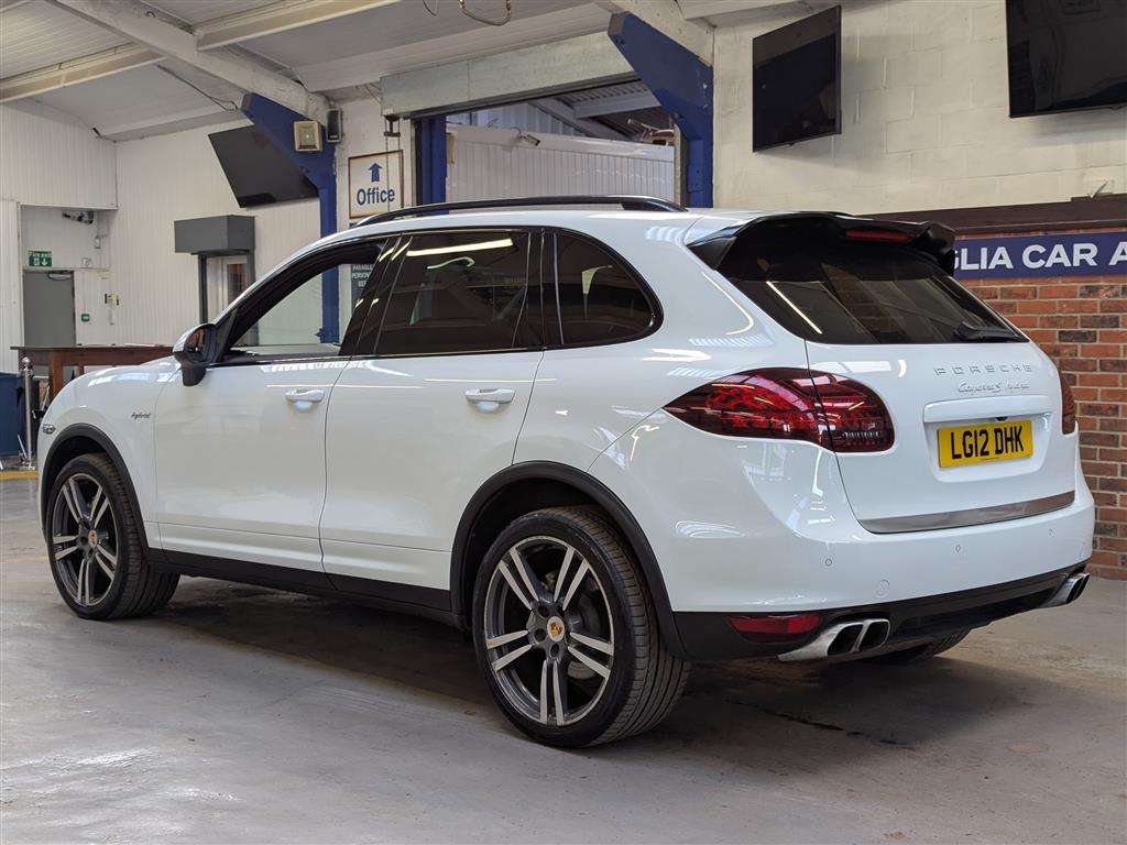 <p>2012 PORSCHE CAYENNE S HYBRID TIP S</p>