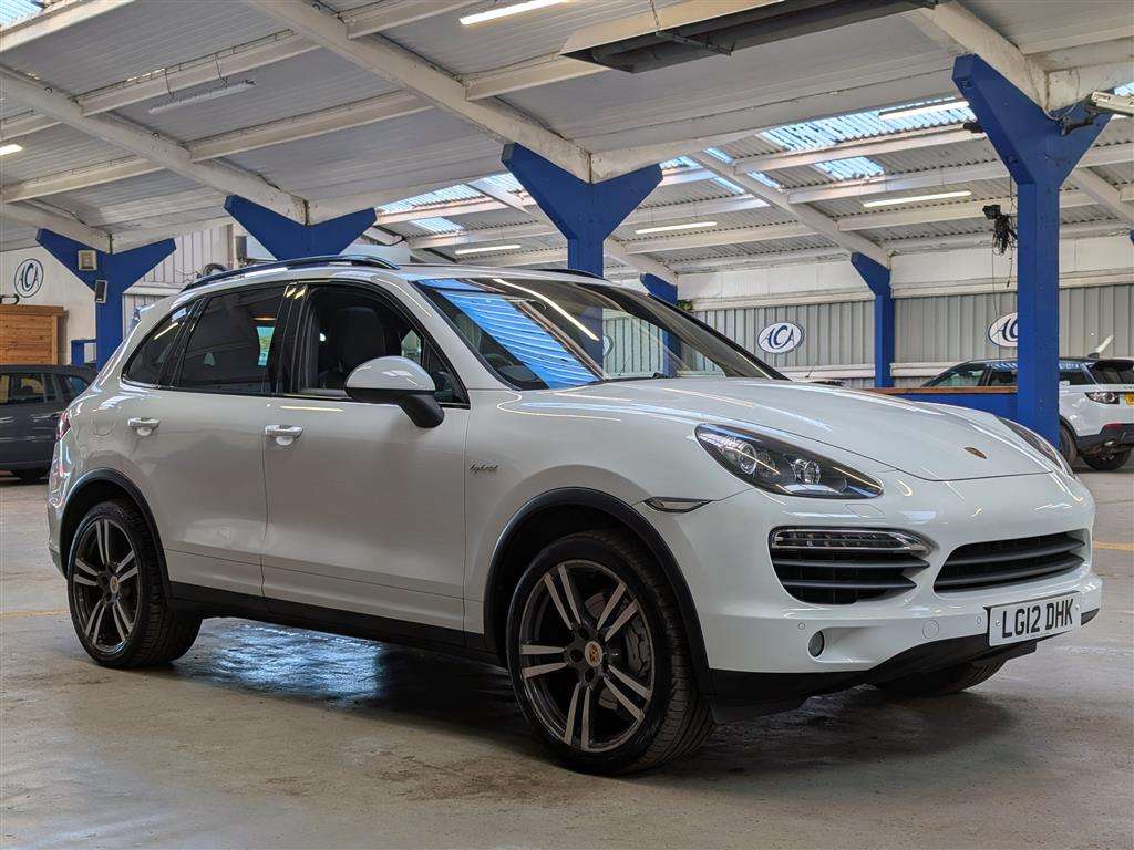 <p>2012 PORSCHE CAYENNE S HYBRID TIP S</p>