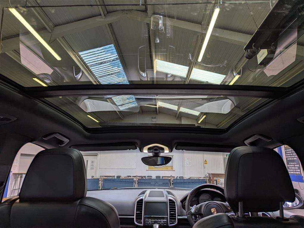 <p>2012 PORSCHE CAYENNE S HYBRID TIP S</p>