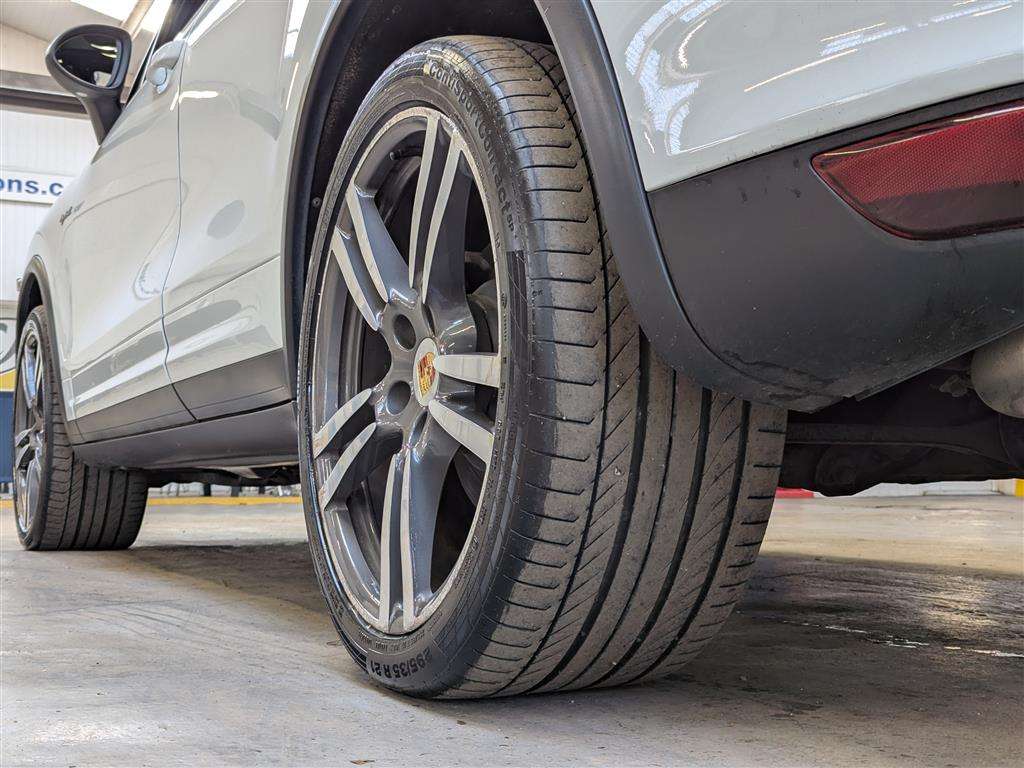 <p>2012 PORSCHE CAYENNE S HYBRID TIP S</p>