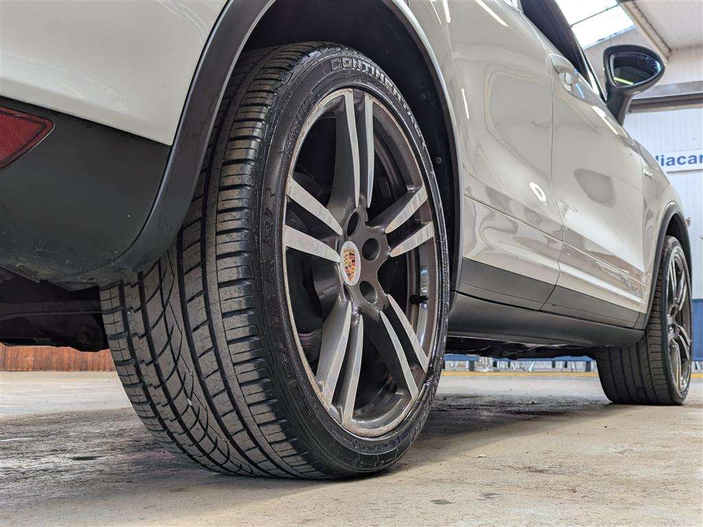 <p>2012 PORSCHE CAYENNE S HYBRID TIP S</p>