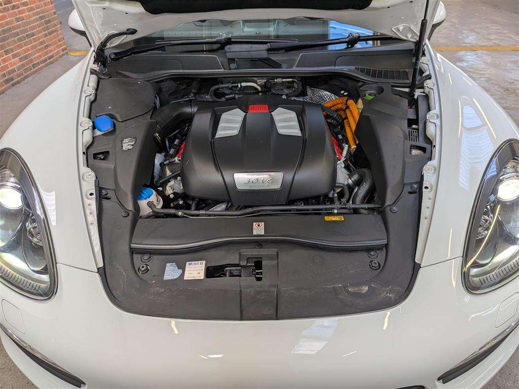 <p>2012 PORSCHE CAYENNE S HYBRID TIP S</p>