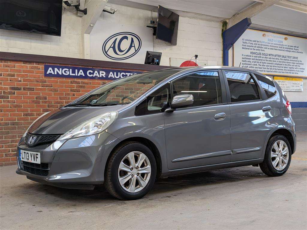 <p>2013 HONDA JAZZ I-VTEC ES CVT</p>