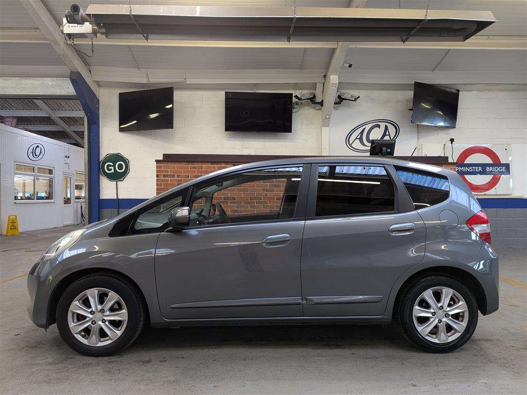 <p>2013 HONDA JAZZ I-VTEC ES CVT</p>