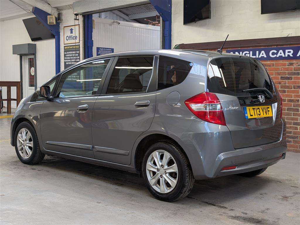 <p>2013 HONDA JAZZ I-VTEC ES CVT</p>