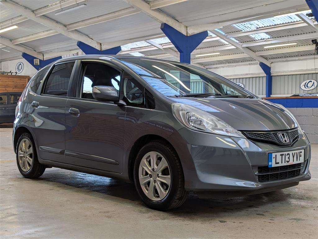 <p>2013 HONDA JAZZ I-VTEC ES CVT</p>