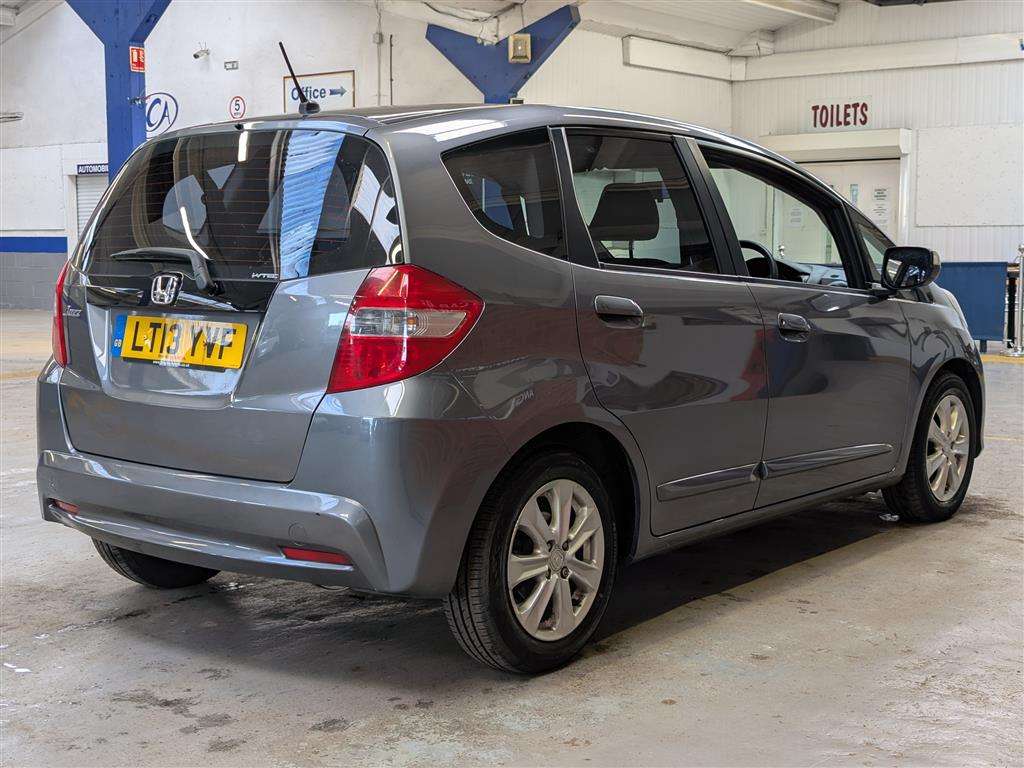 <p>2013 HONDA JAZZ I-VTEC ES CVT</p>