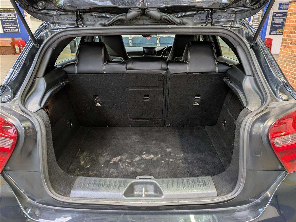 <p>2014 MERCEDES-BENZ A180 BLUEEFFICIENCY SE</p>