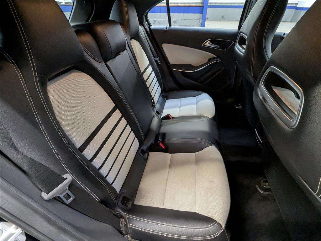 <p>2014 MERCEDES-BENZ A180 BLUEEFFICIENCY SE</p>