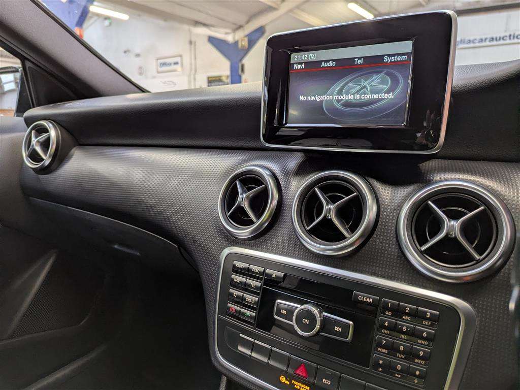 <p>2014 MERCEDES-BENZ A180 BLUEEFFICIENCY SE</p>