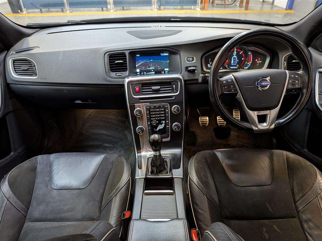 <p>2015 VOLVO V60 R-DESIGN NAV D3</p>