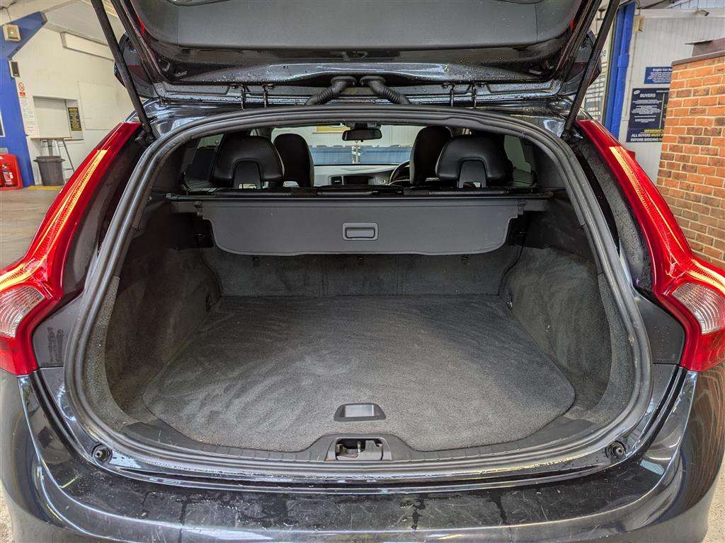 <p>2015 VOLVO V60 R-DESIGN NAV D3</p>