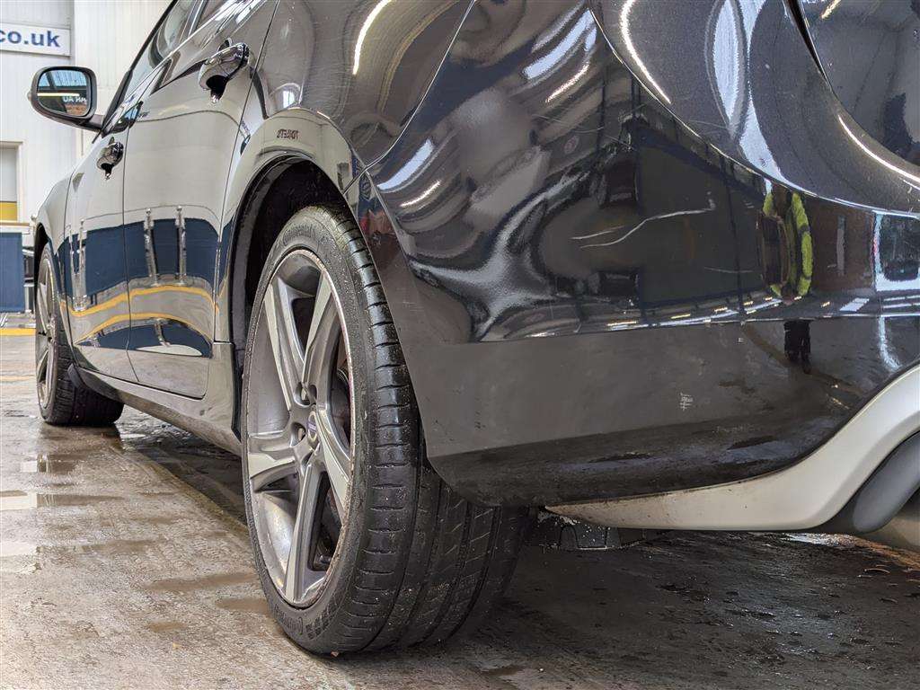 <p>2015 VOLVO V60 R-DESIGN NAV D3</p>