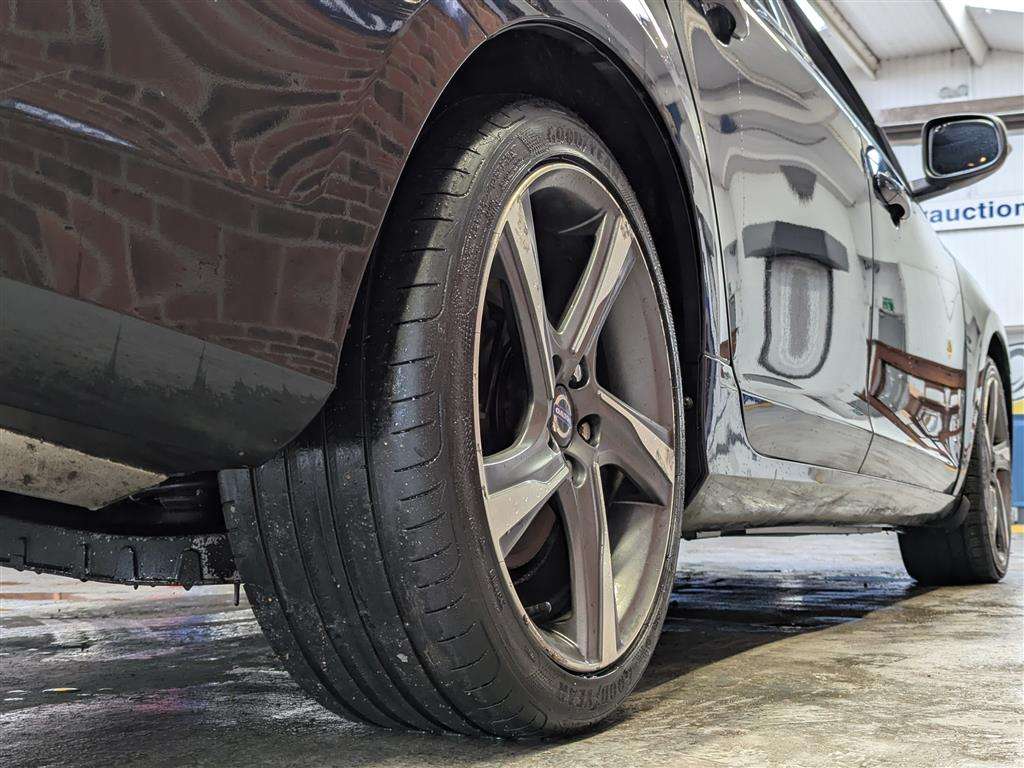 <p>2015 VOLVO V60 R-DESIGN NAV D3</p>