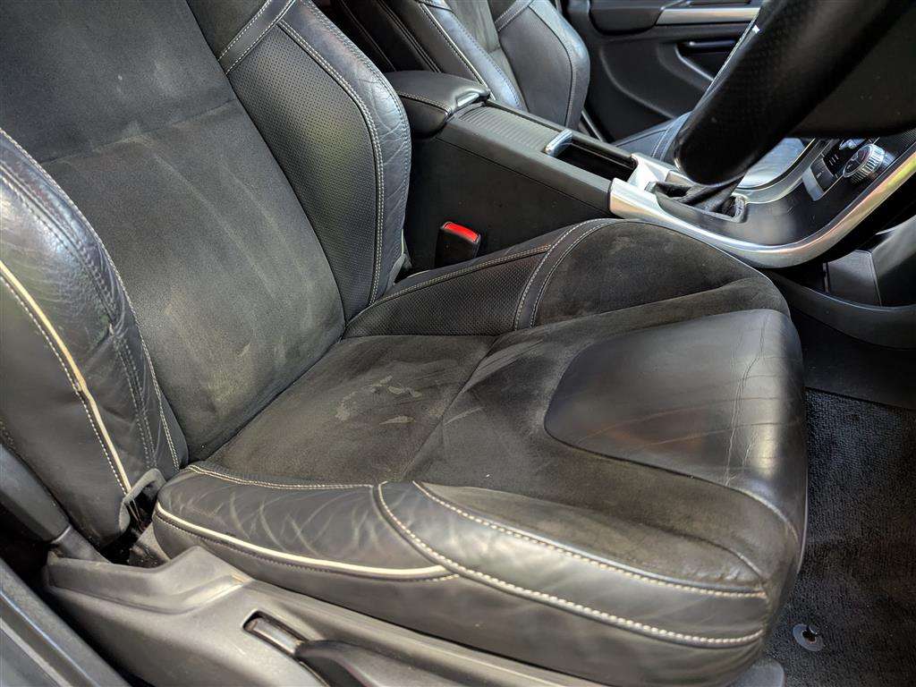 <p>2015 VOLVO V60 R-DESIGN NAV D3</p>