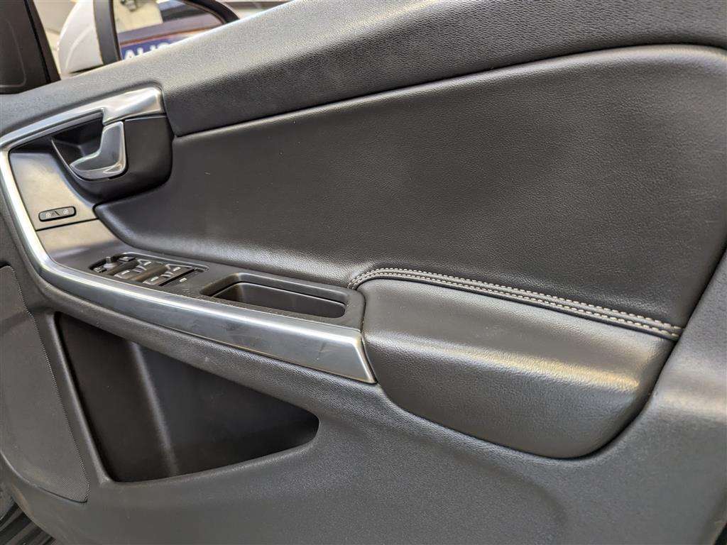 <p>2015 VOLVO V60 R-DESIGN NAV D3</p>