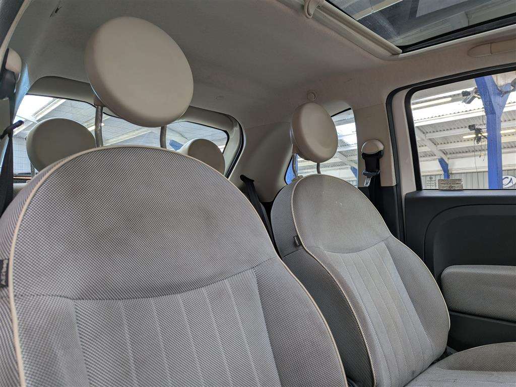 <p>2009 FIAT 500 LOUNGE</p>