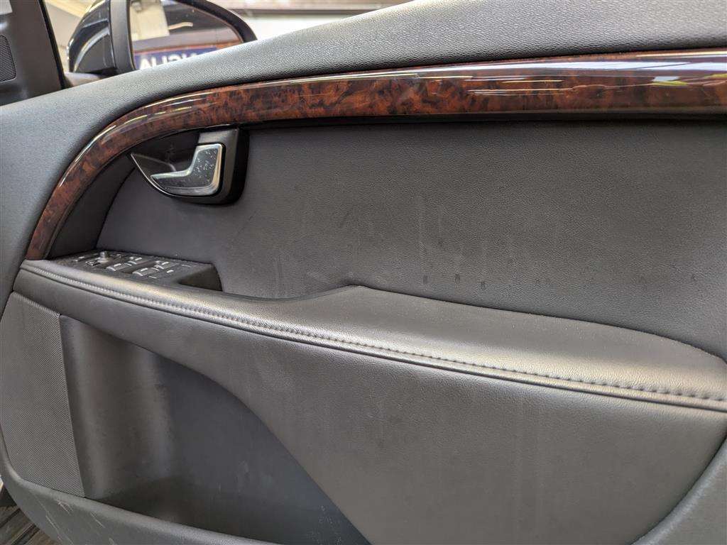 <p>2013 VOLVO V70 SE LUX T5 AUTO</p>