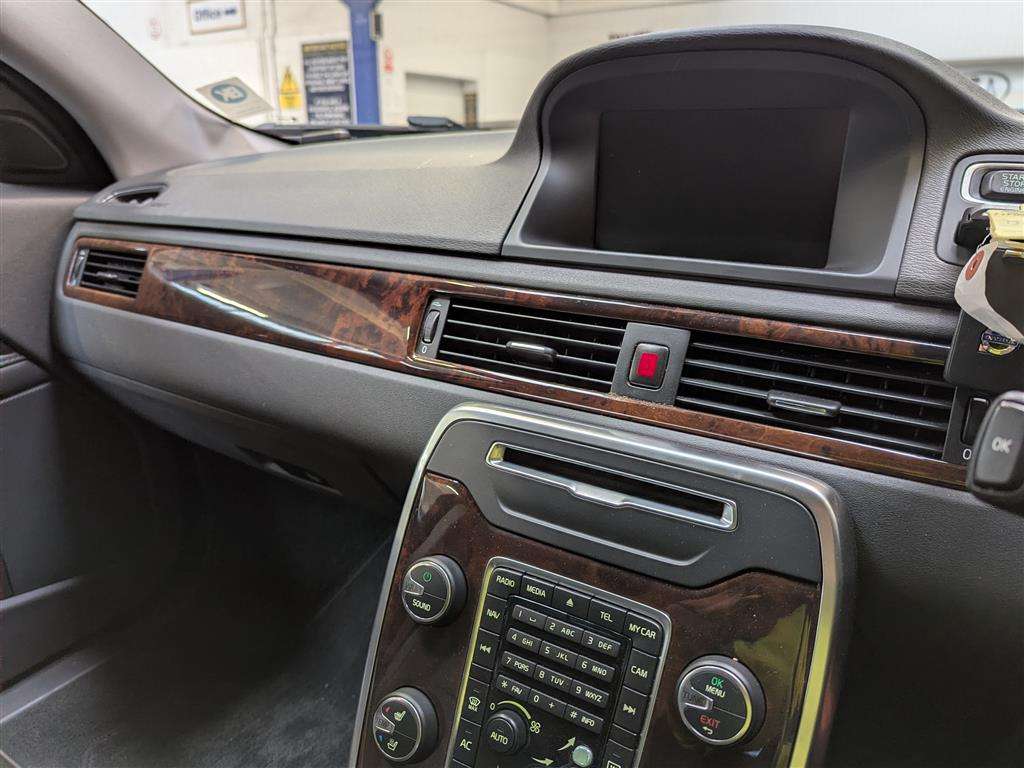 <p>2013 VOLVO V70 SE LUX T5 AUTO</p>