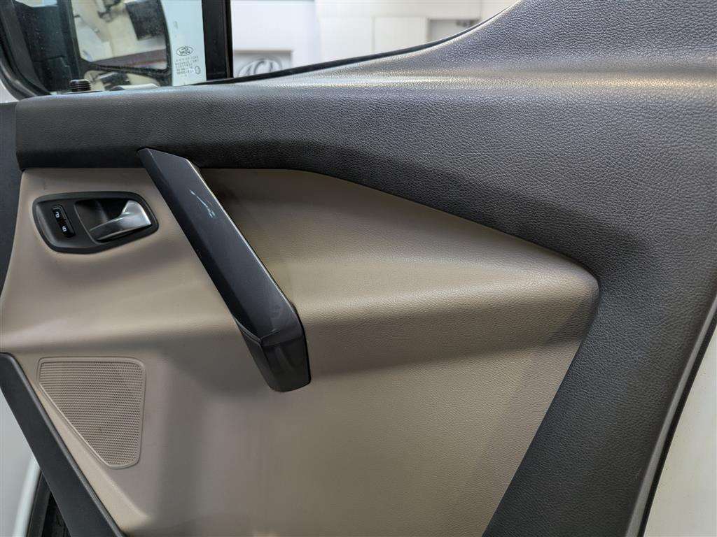 <p>2017 FORD TOURNEO CUSTOM 310 T-NIUM</p>