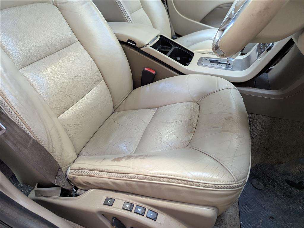 <p>2010 VOLVO XC70 SE AWD D5 AUTO</p>