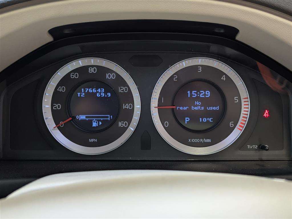 <p>2010 VOLVO XC70 SE AWD D5 AUTO</p>