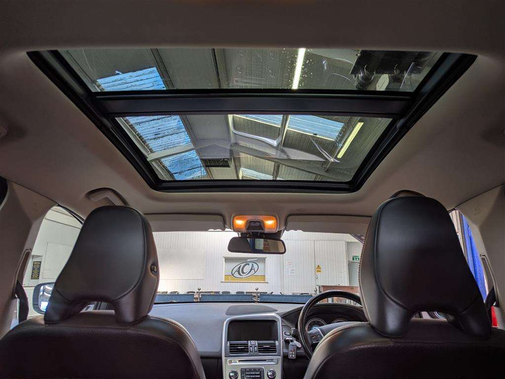 <p>2012 VOLVO XC60 SE LUX AWD D5 AUTO</p>