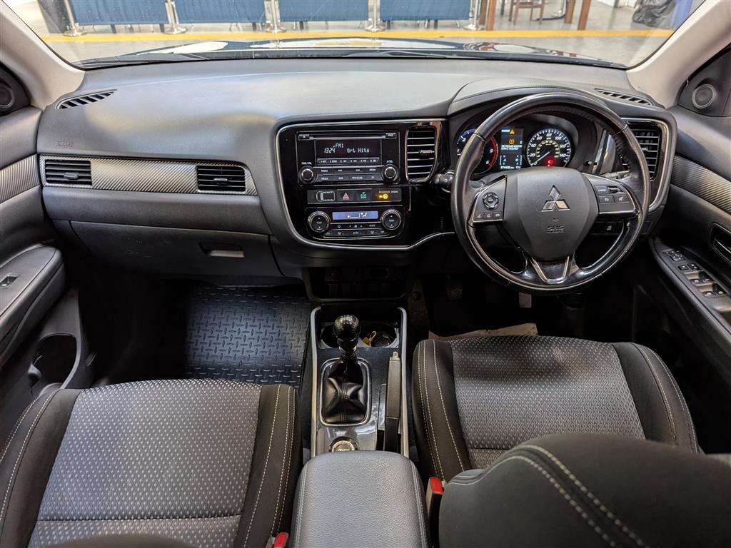 <p>2017 MITSUBISHI OUTLANDER DI-D 3</p>