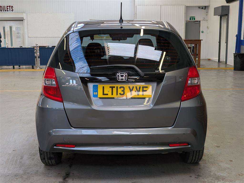 <p>2013 HONDA JAZZ I-VTEC ES CVT</p>