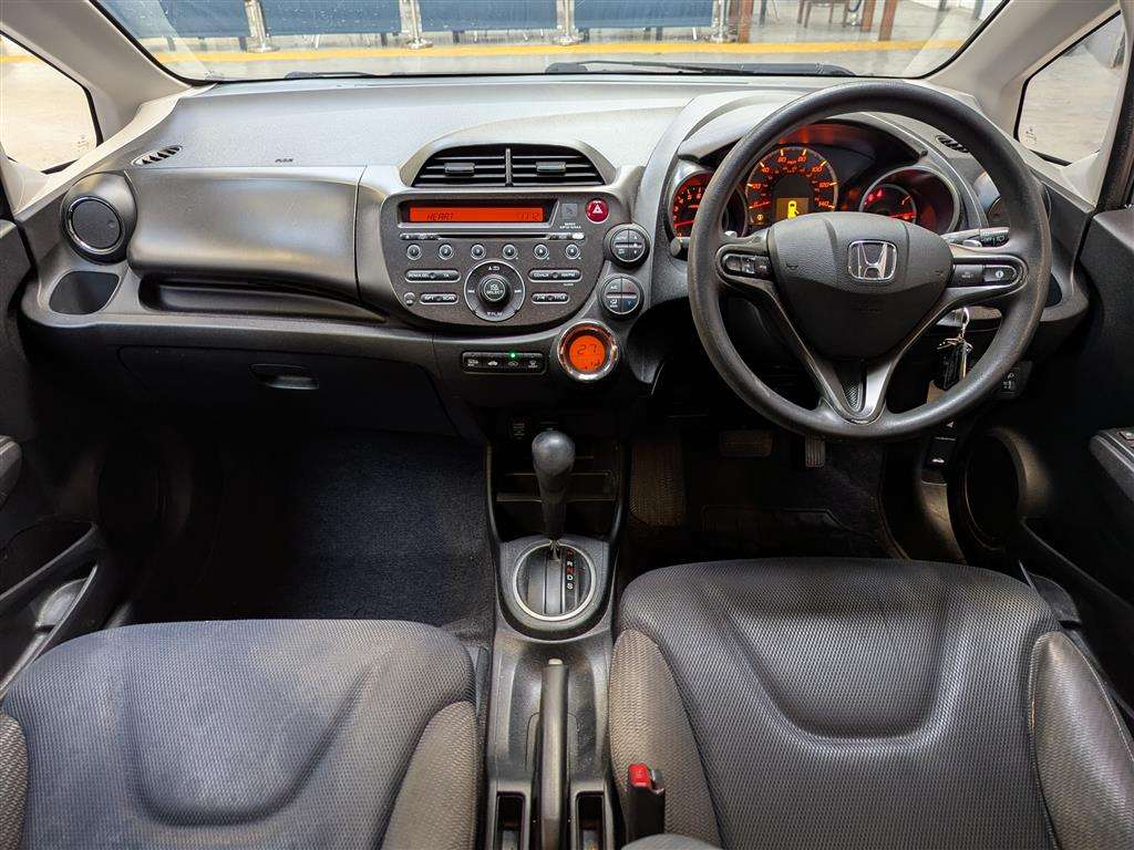 <p>2013 HONDA JAZZ I-VTEC ES CVT</p>